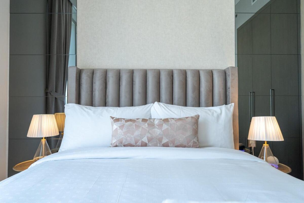 Stylish 2-bed Oasis With Pool In Peaceful Creek Harbour Dubaï