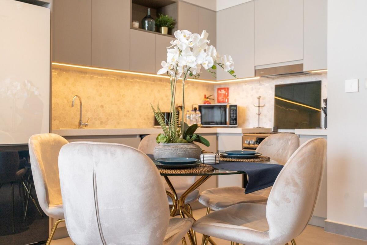 Stylish 2-bed Oasis With Pool In Peaceful Creek Harbour *
