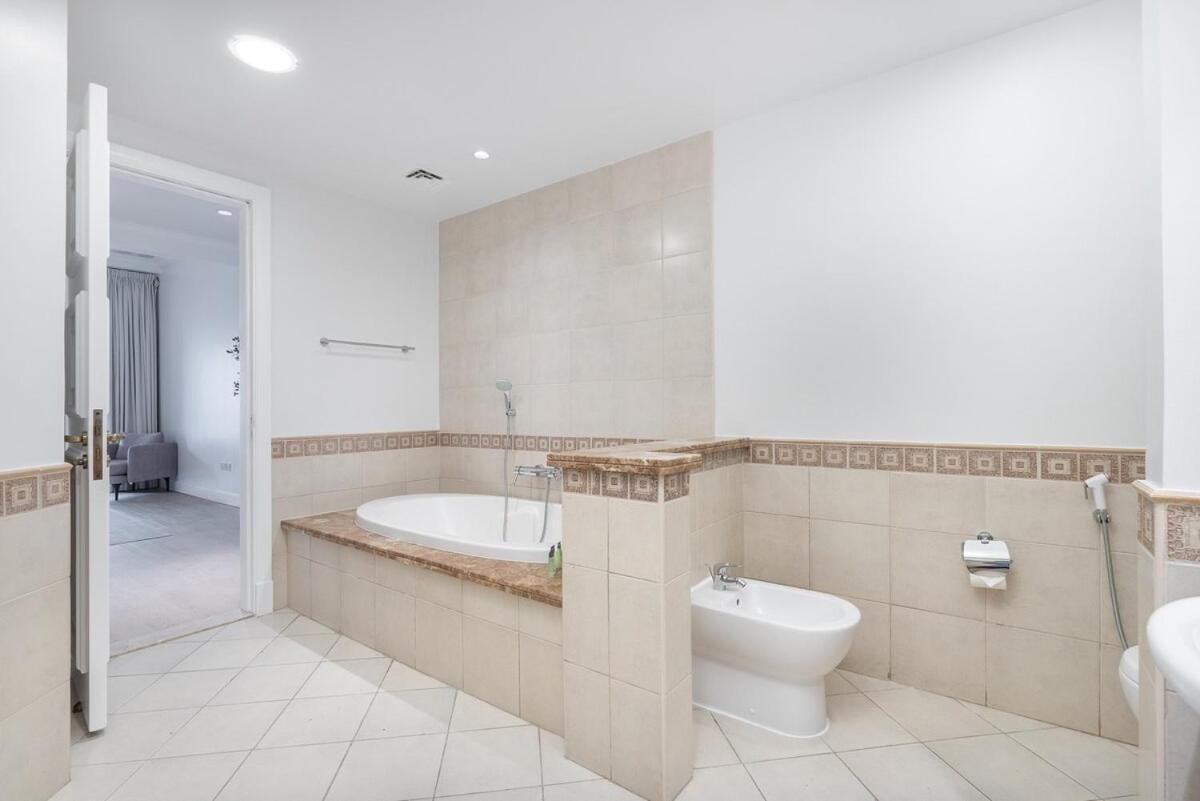 Spacious 3-bedrooms With Cozy Balcony In Palm Jumeira! Dubai