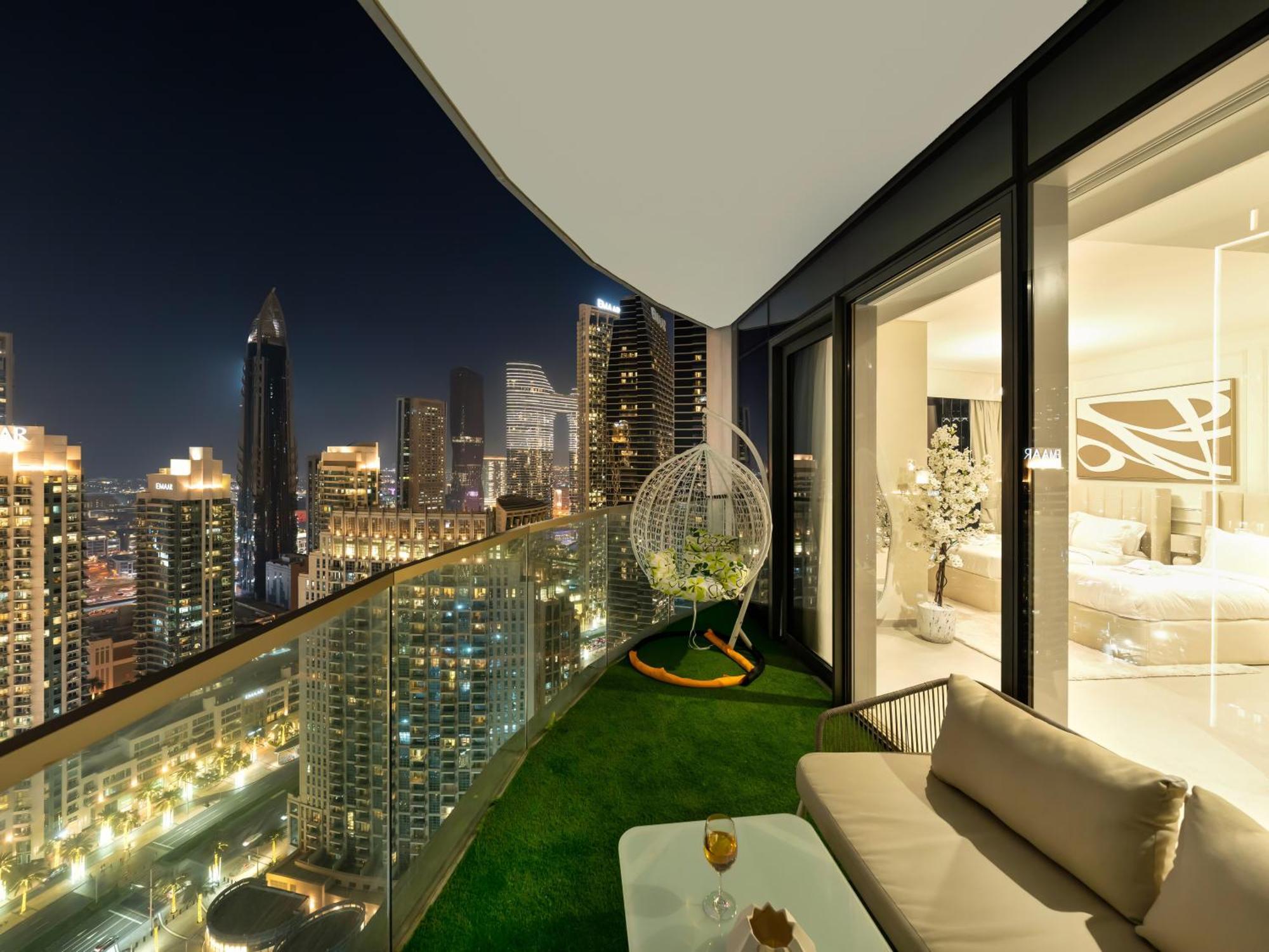 Apartamento Grandeur 2 Bedroom I Burj Khalifa & Fountain Views I Free Parking, Gym, Pool, Wi-fi & Ps5 I By Skyline Serenity Dubái