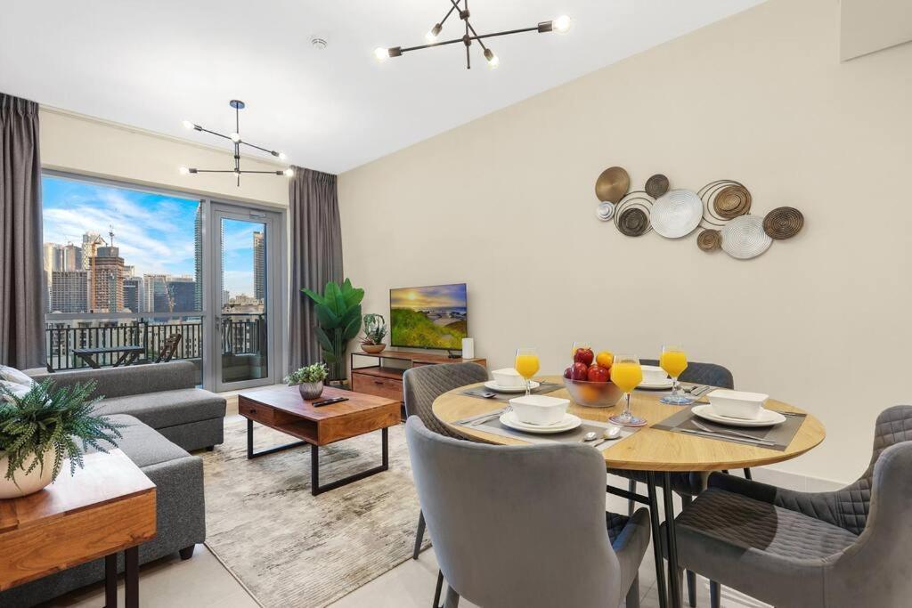First Class 1br Panoramic Skyline Views