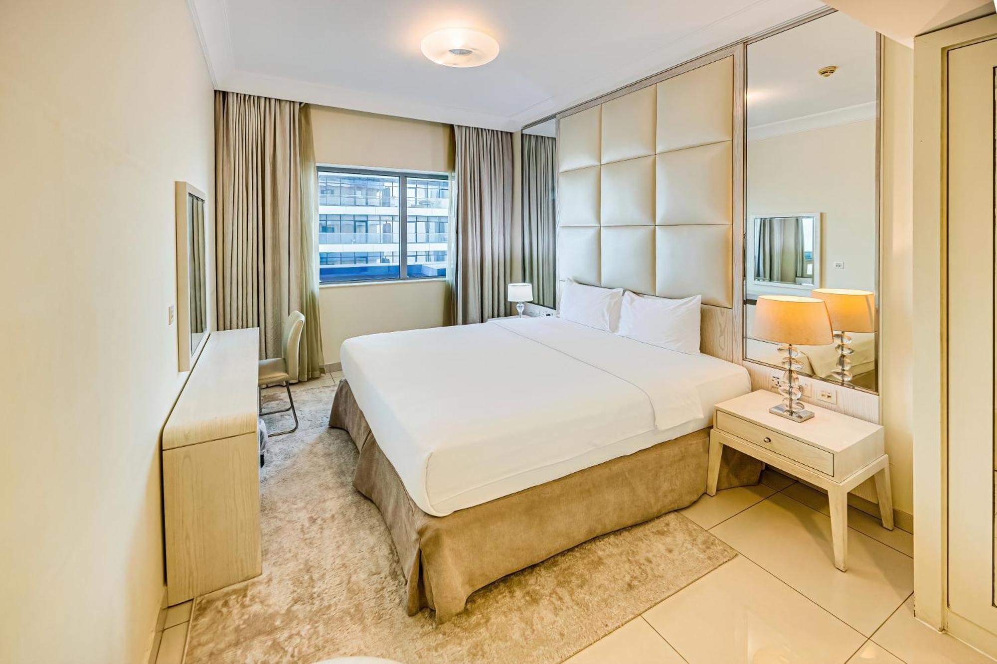 1br Near Mall * Dubai