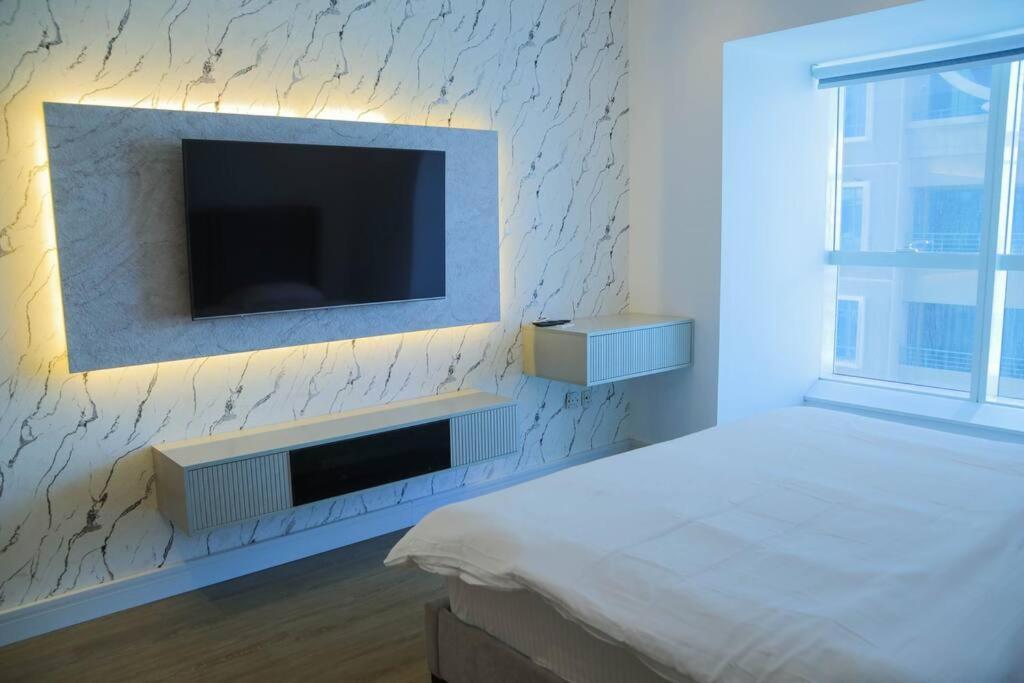 Stunning Seaview Elite Marina Apartment *