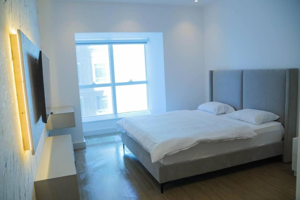Stunning Seaview Elite Marina Apartment Dubai
