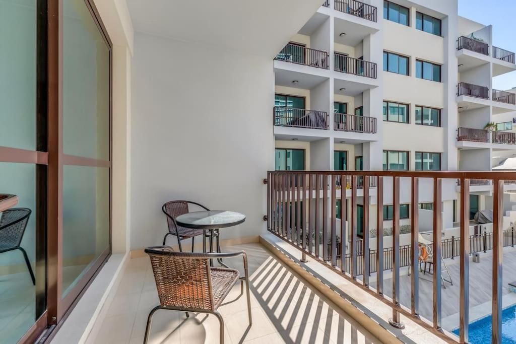 Apartment Waves - Comfortable 1br Getaway In Jvc With Park Views Dubai