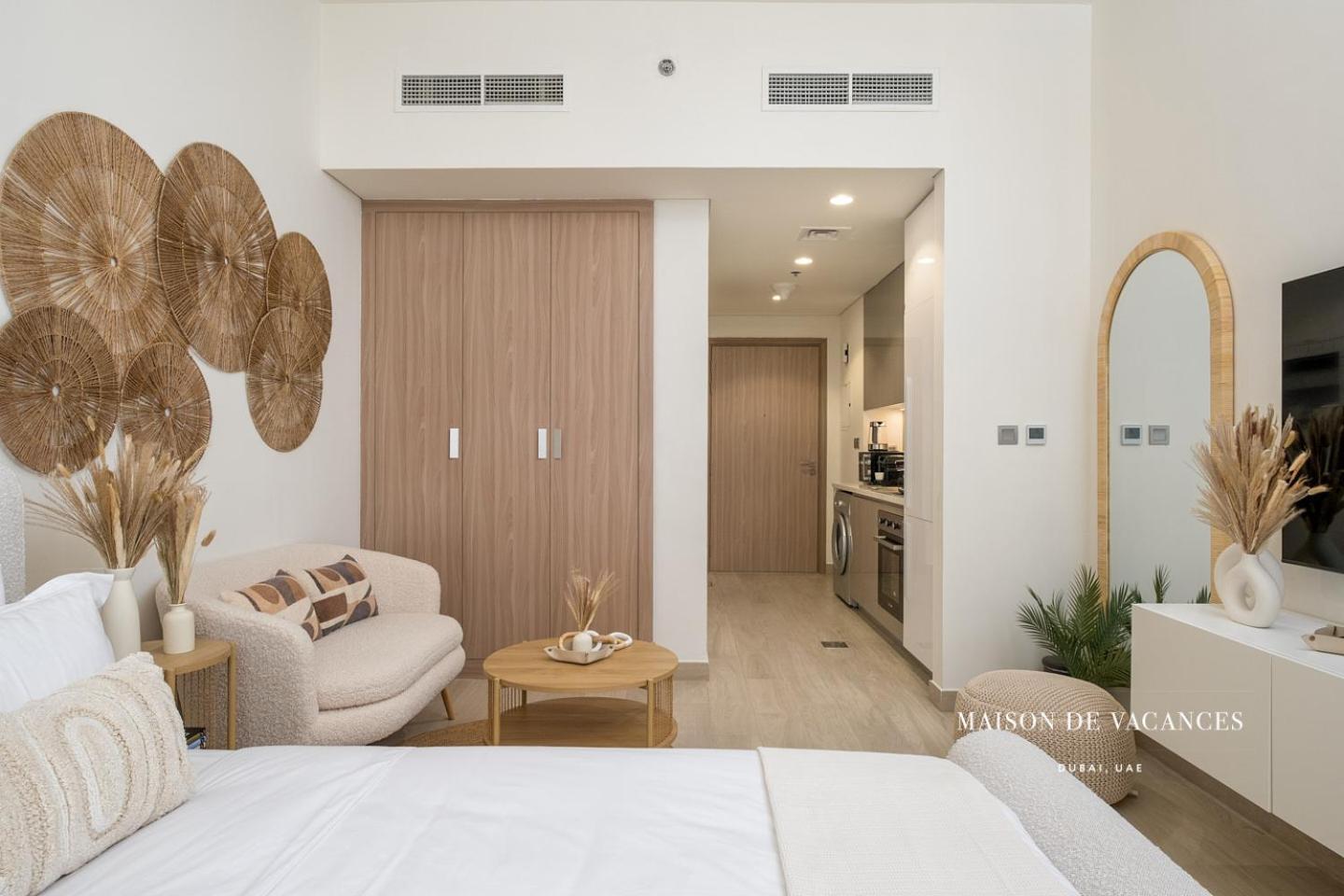 Spacious Boho Pool View Appartement