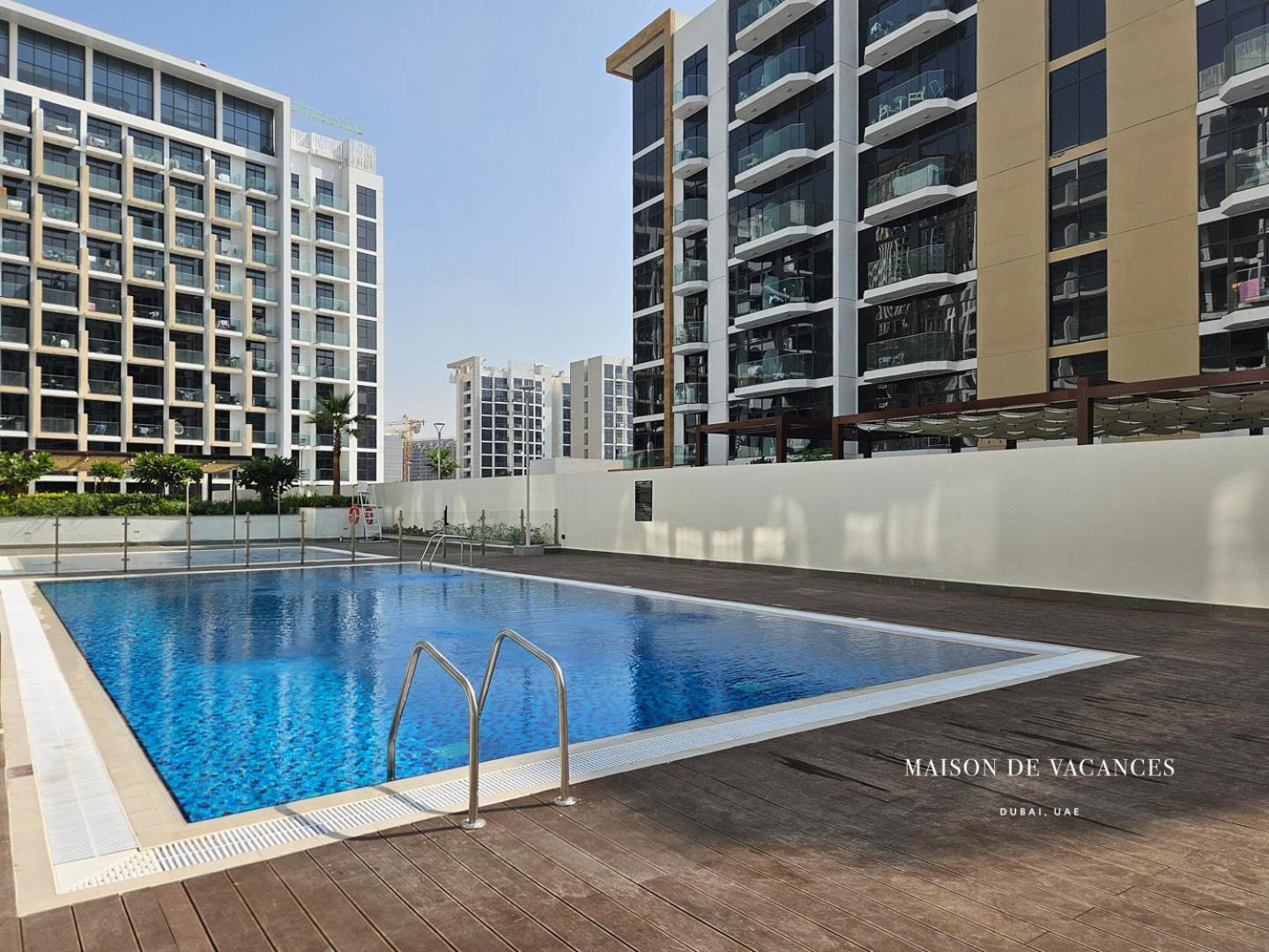 Spacious Boho Pool View Appartement