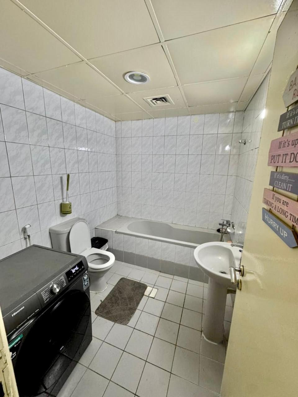 Aavhr Youth Holiday Near Burjuman Metro Station Quarto em Acomodações Particulares Dubai