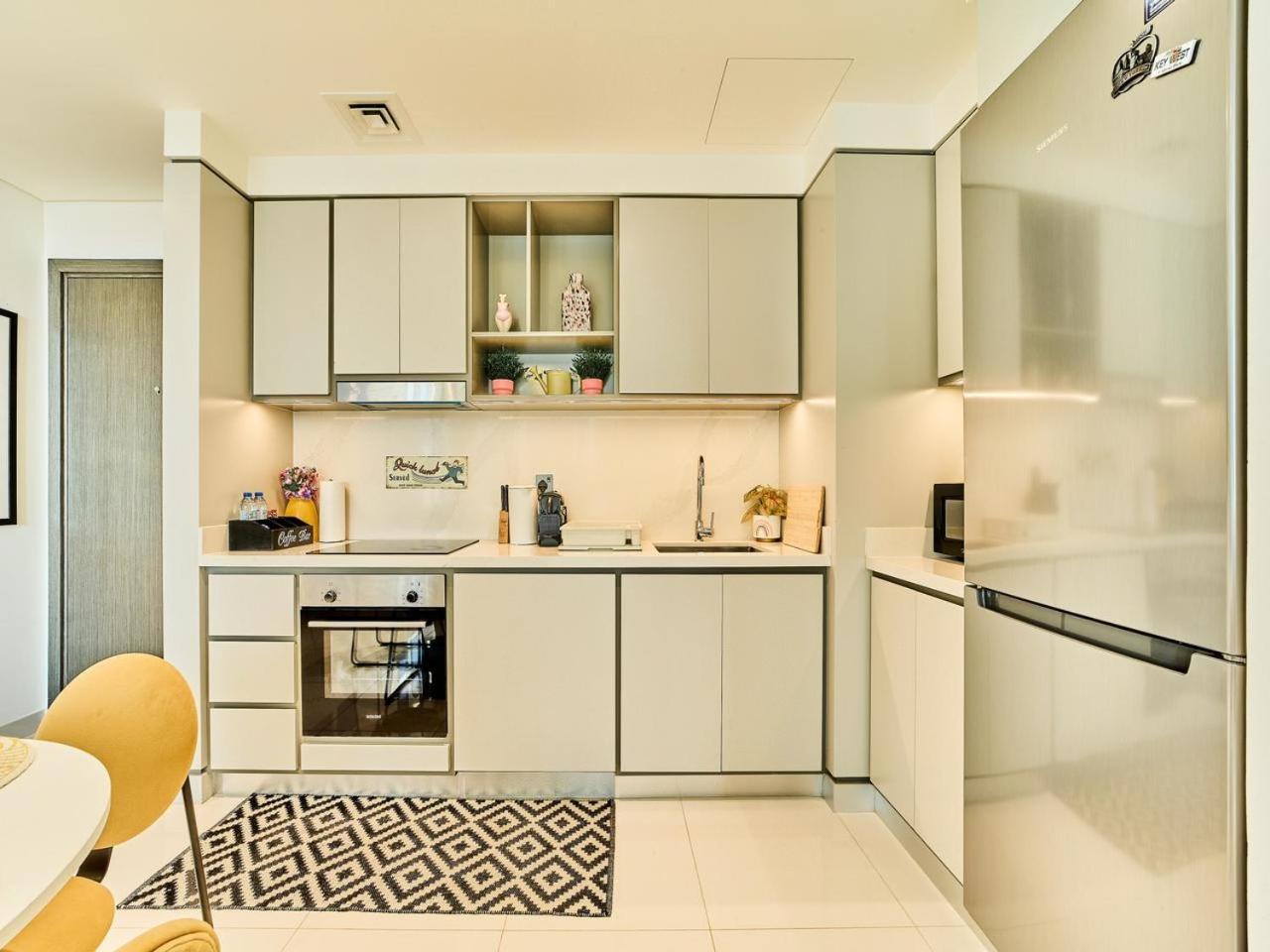 Appartement Beachfront Bliss: Chic 1 Bedroom Retreat By The Sea Dubaï