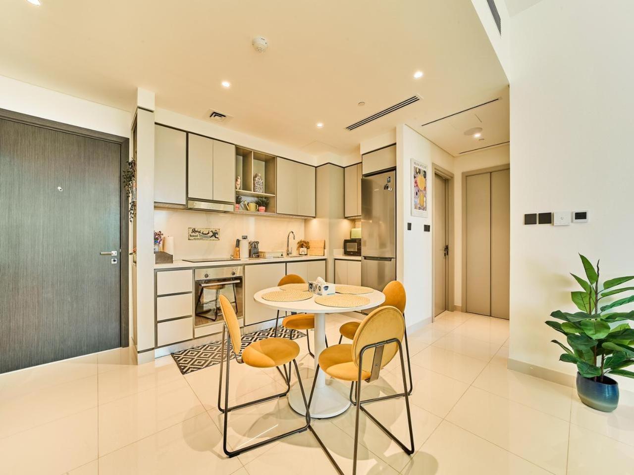 Beachfront Bliss: Chic 1 Bedroom Retreat By The Sea Appartement *