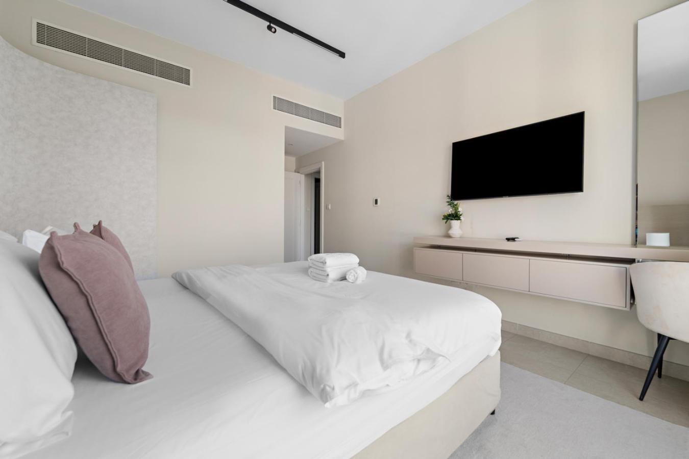 Stunning 2-bedroom Travo Apartemen