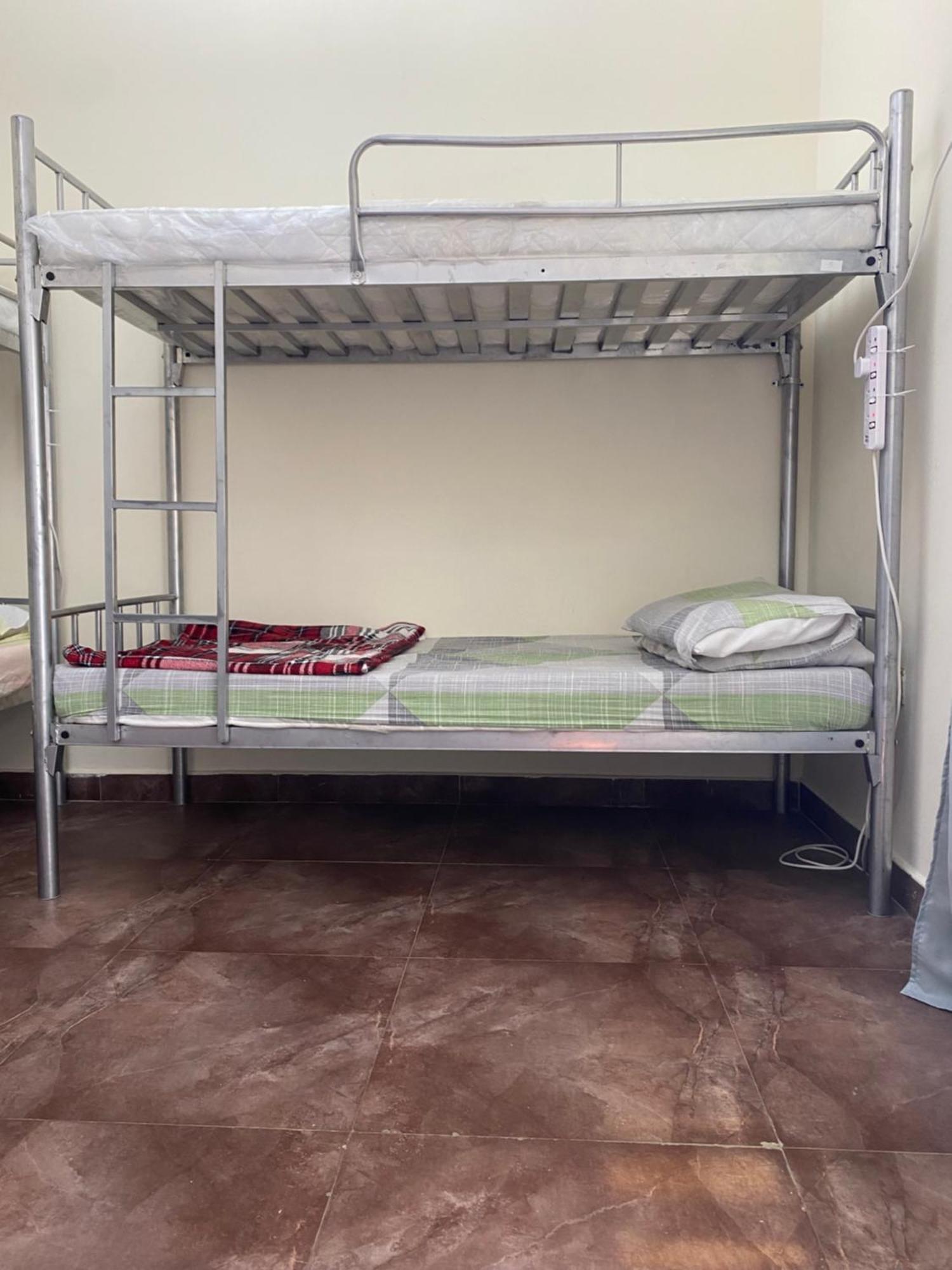 Hostal Sakhra Hostel *
