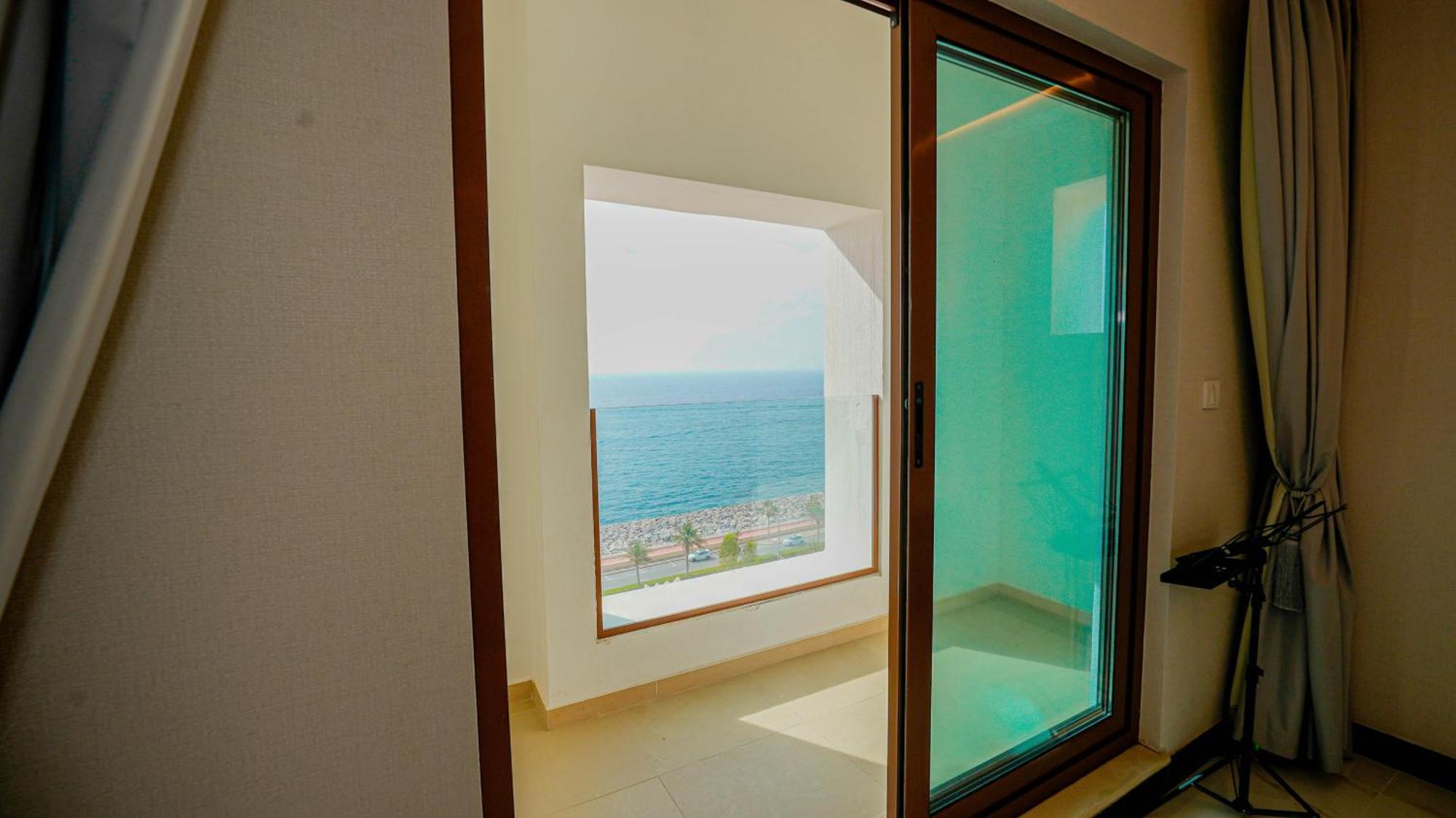 Stunning Infinite Sea View Three Bedroom Plus Maid's In Palm Jumeirah Dubái