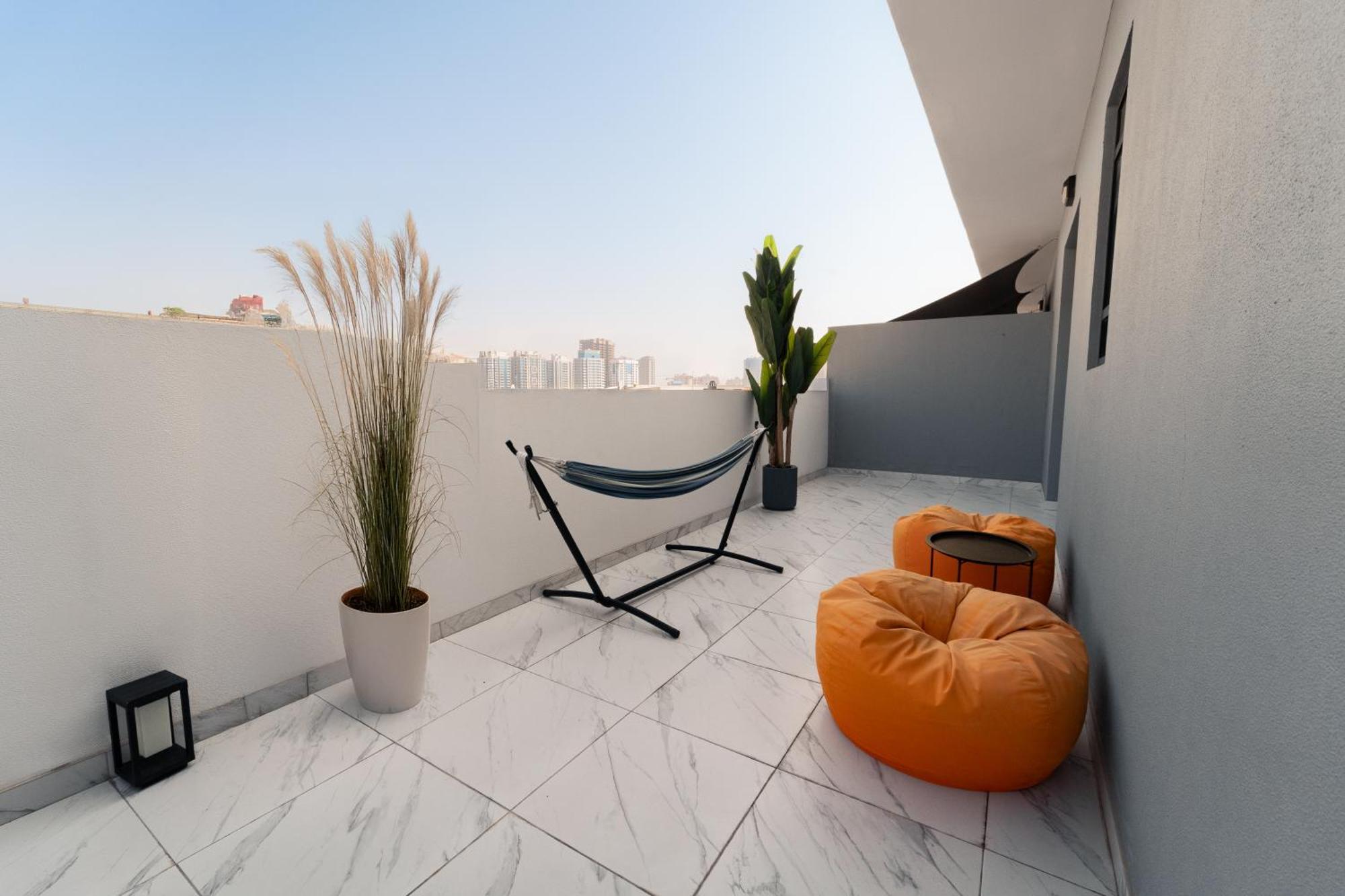 Izzzi Life Mint Apartahotel