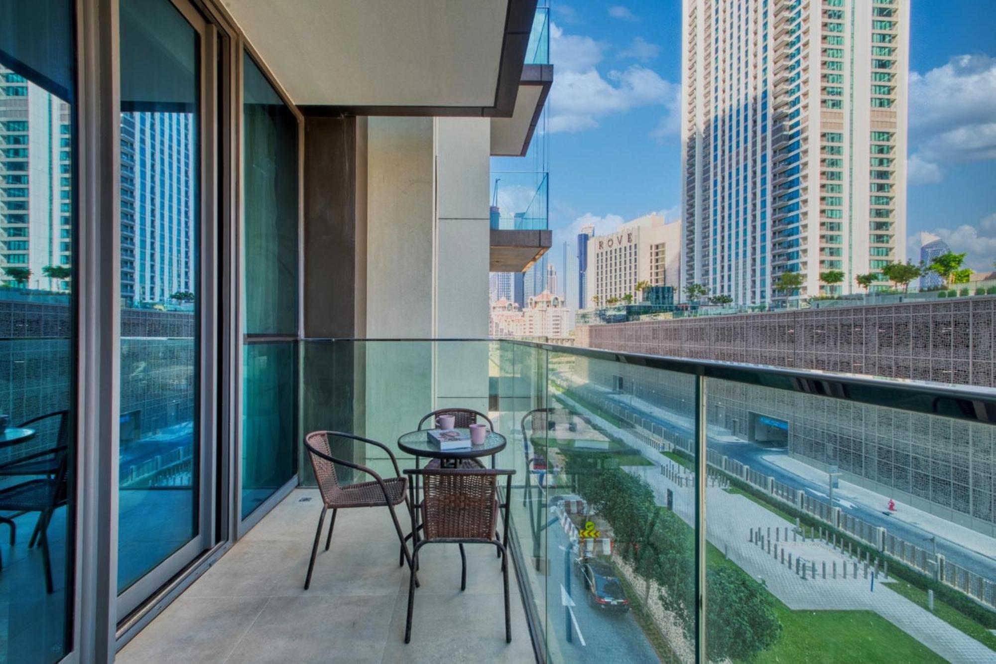 Classy Downtown Bliss With Mall Access Appartement