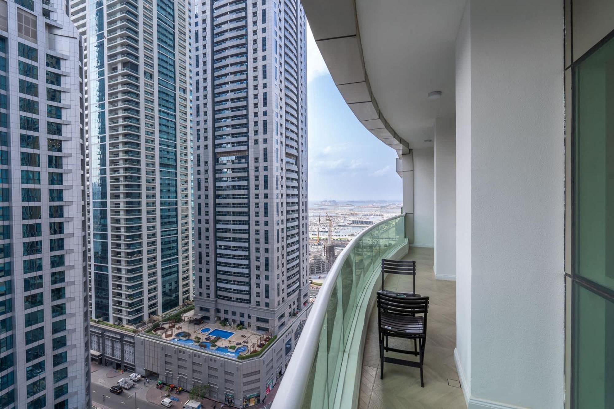 A Fabulous 1 Bedroom In Marina Pinnacle *
