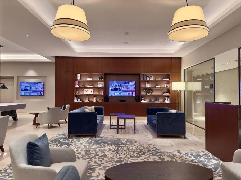 First Class 1br Charming City Views *