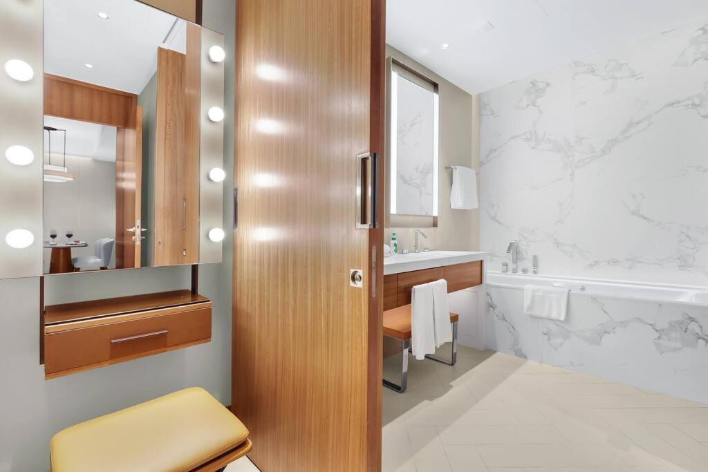 First Class 1br Charming City Views * Dubaï