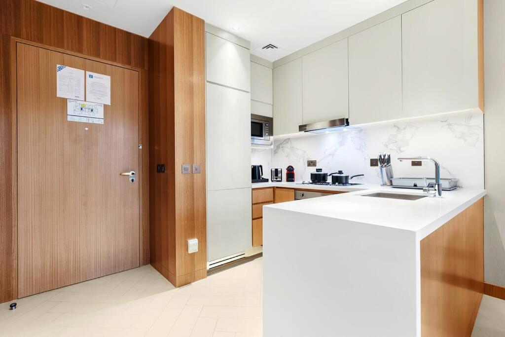 First Class 1br Charming City Views *