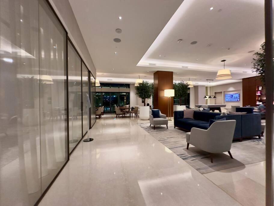 First Class 1br Charming City Views *