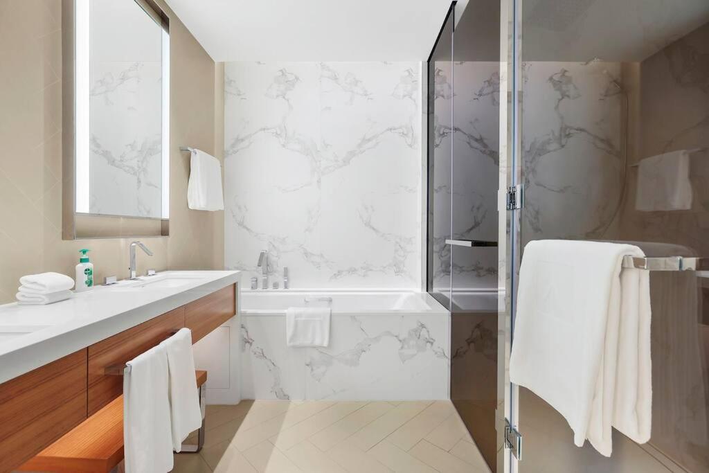 First Class 1br Charming City Views