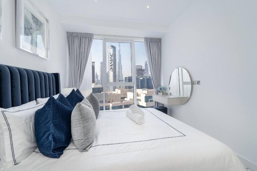 Stunning Stay In Business Bay With Burj Khalifa Views And A Luxurious Swimming Pool *