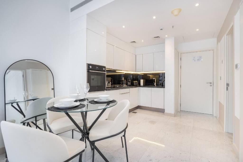Stunning Stay In Business Bay With Burj Khalifa Views And A Luxurious Swimming Pool