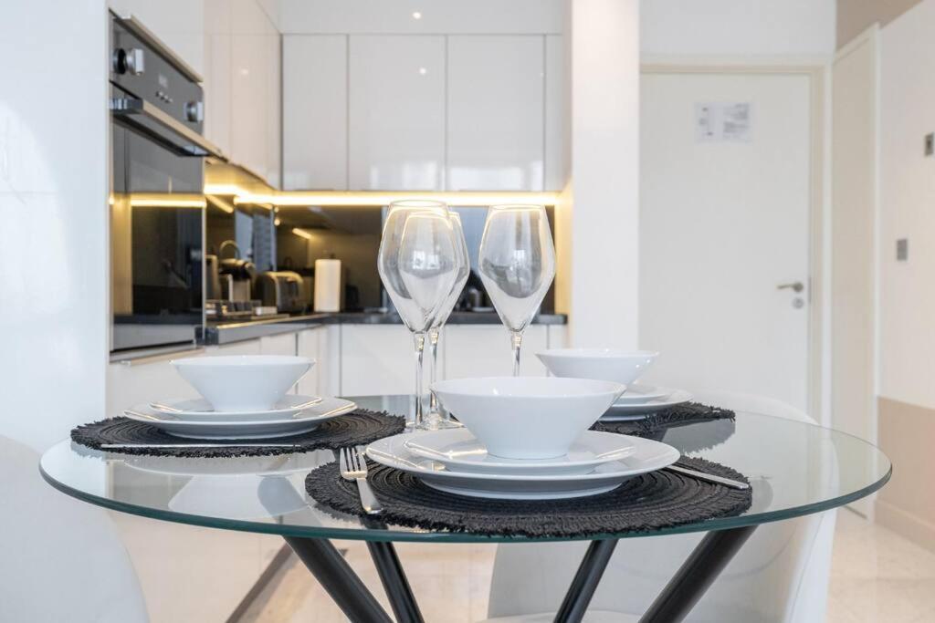 Stunning Stay In Business Bay With Burj Khalifa Views And A Luxurious Swimming Pool