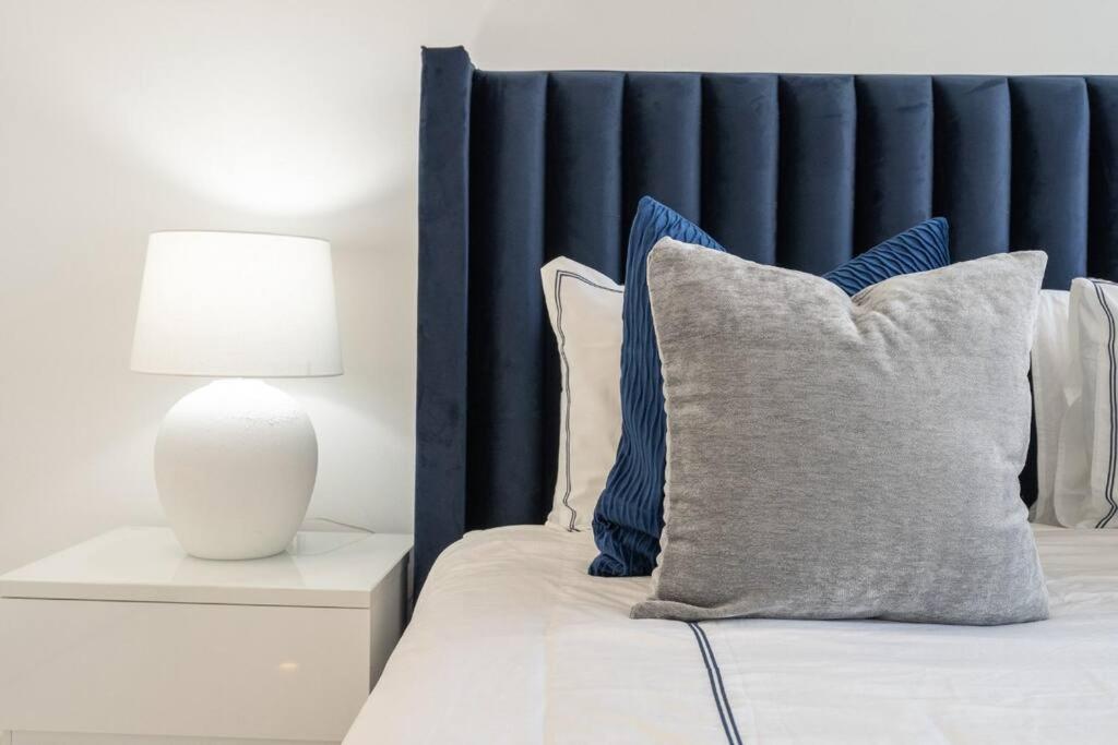 Stunning Stay In Business Bay With Burj Khalifa Views And A Luxurious Swimming Pool Apartment