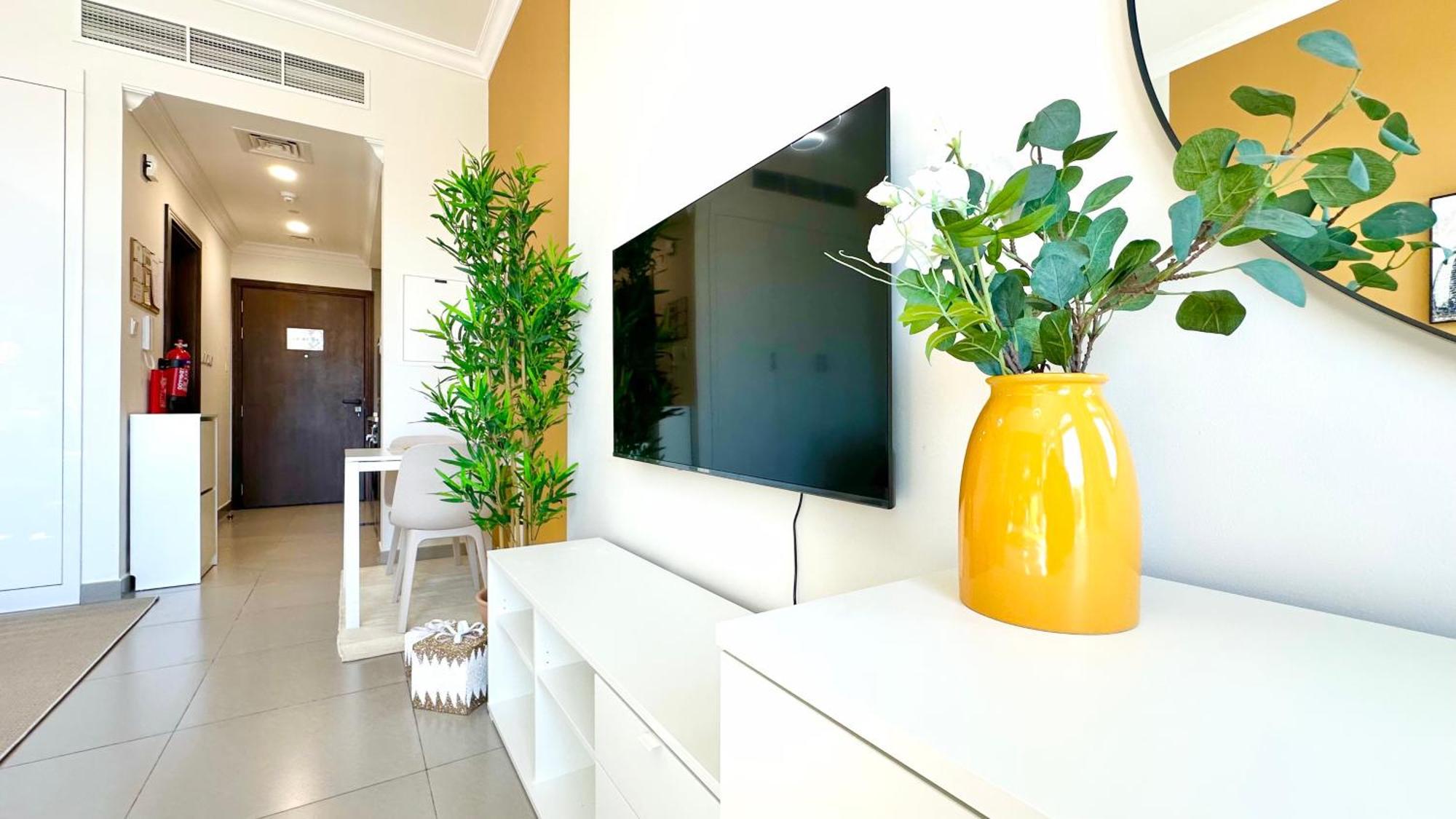 Luxury Bright Near With Pool View Dubái