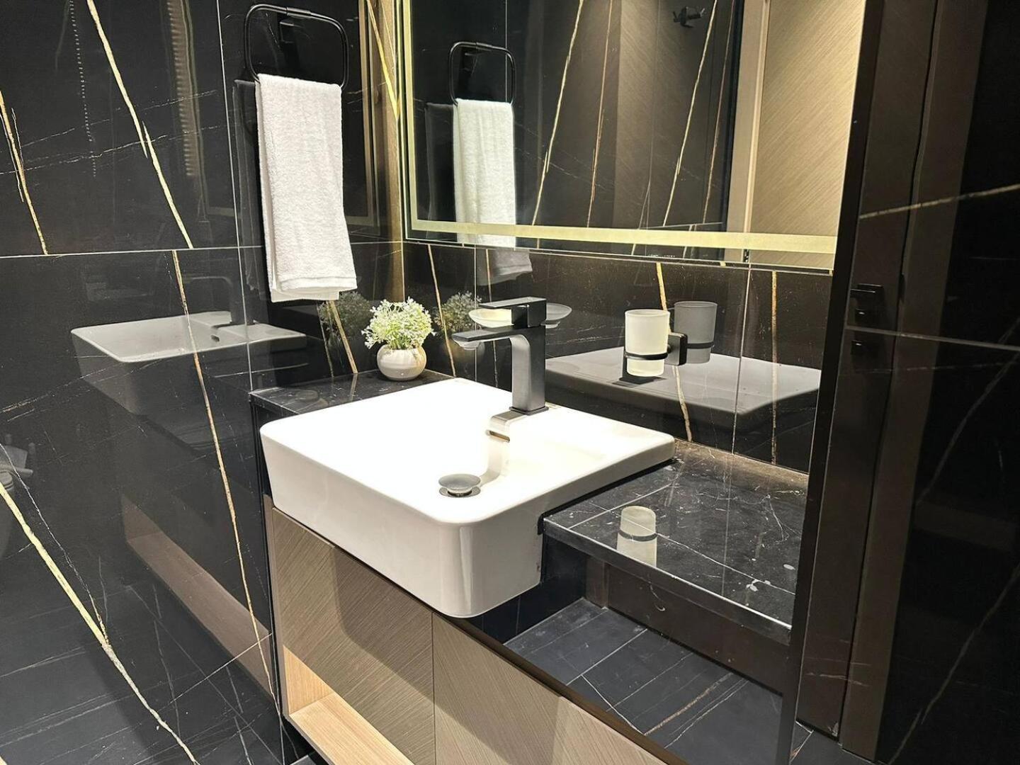 Fully Furnished 1 Bedroom With Balcony Appartement