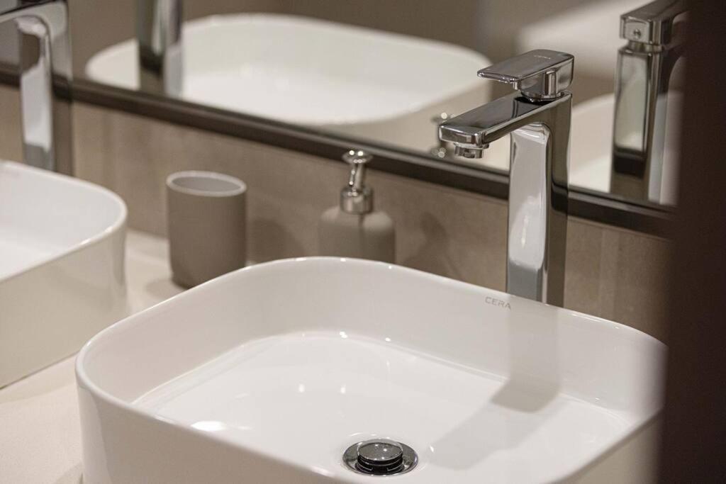 Chic 2 Bed Near Trade Centre With 5 Star Amenities