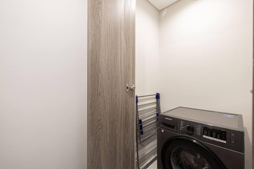 Chic 2 Bed Near Trade Centre With 5 Star Amenities *