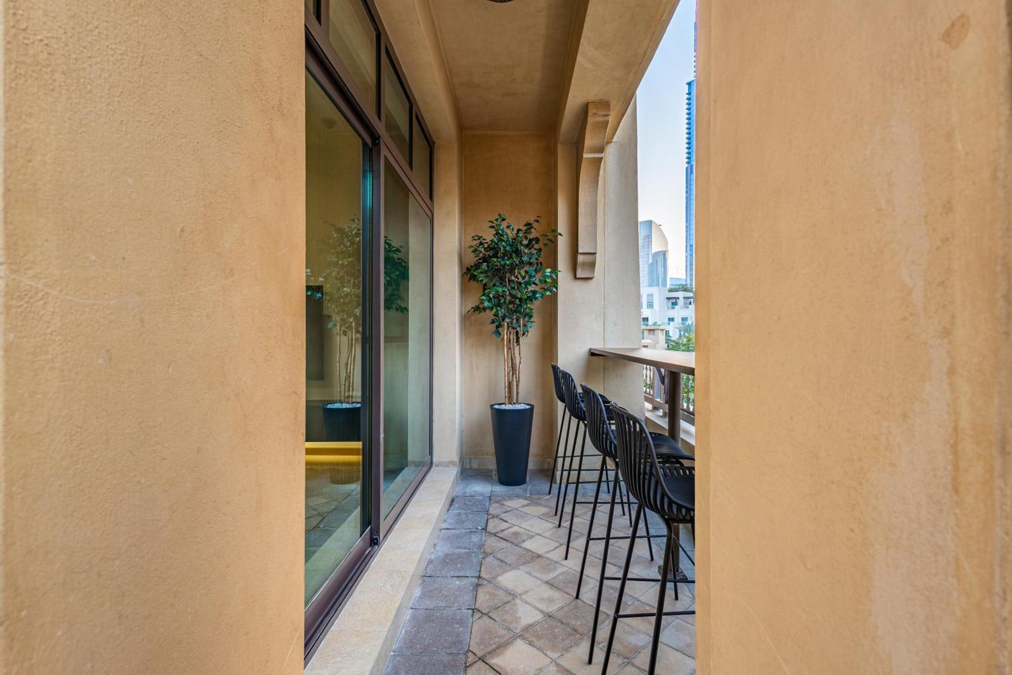 Upgraded 1br Retreat With Iconic Burj Khalifa Views Apartemen Dubai