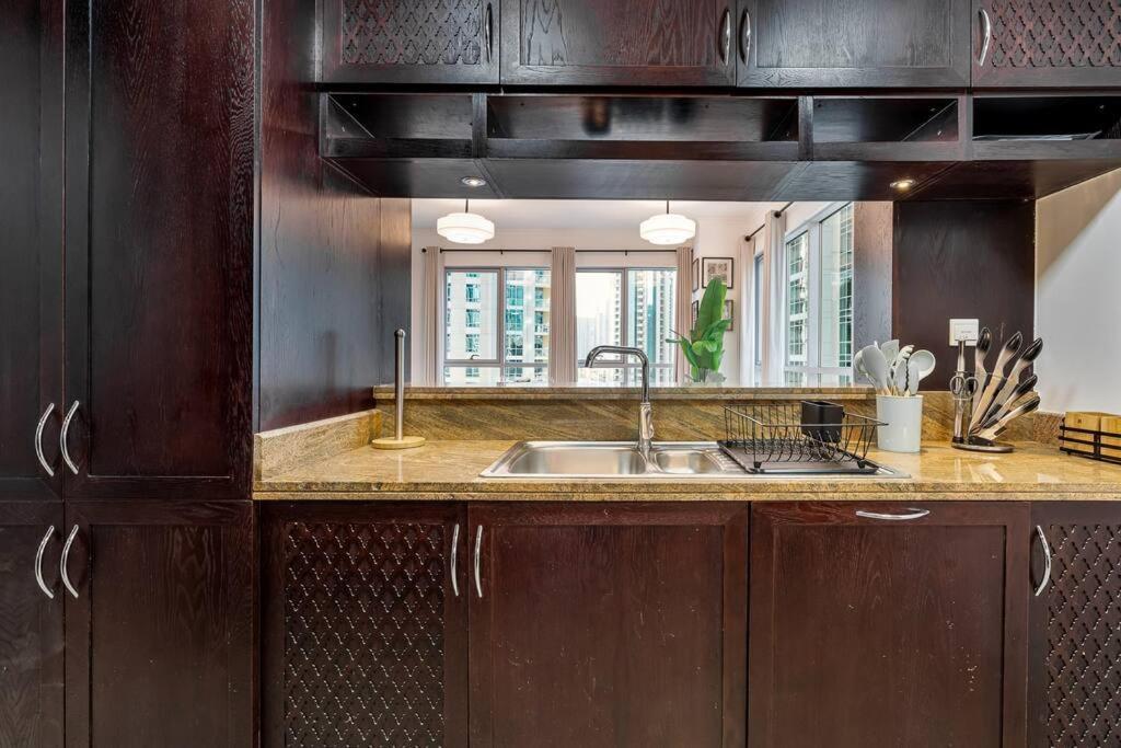 Modern 1-bedroom With Stunning Views Dubaï