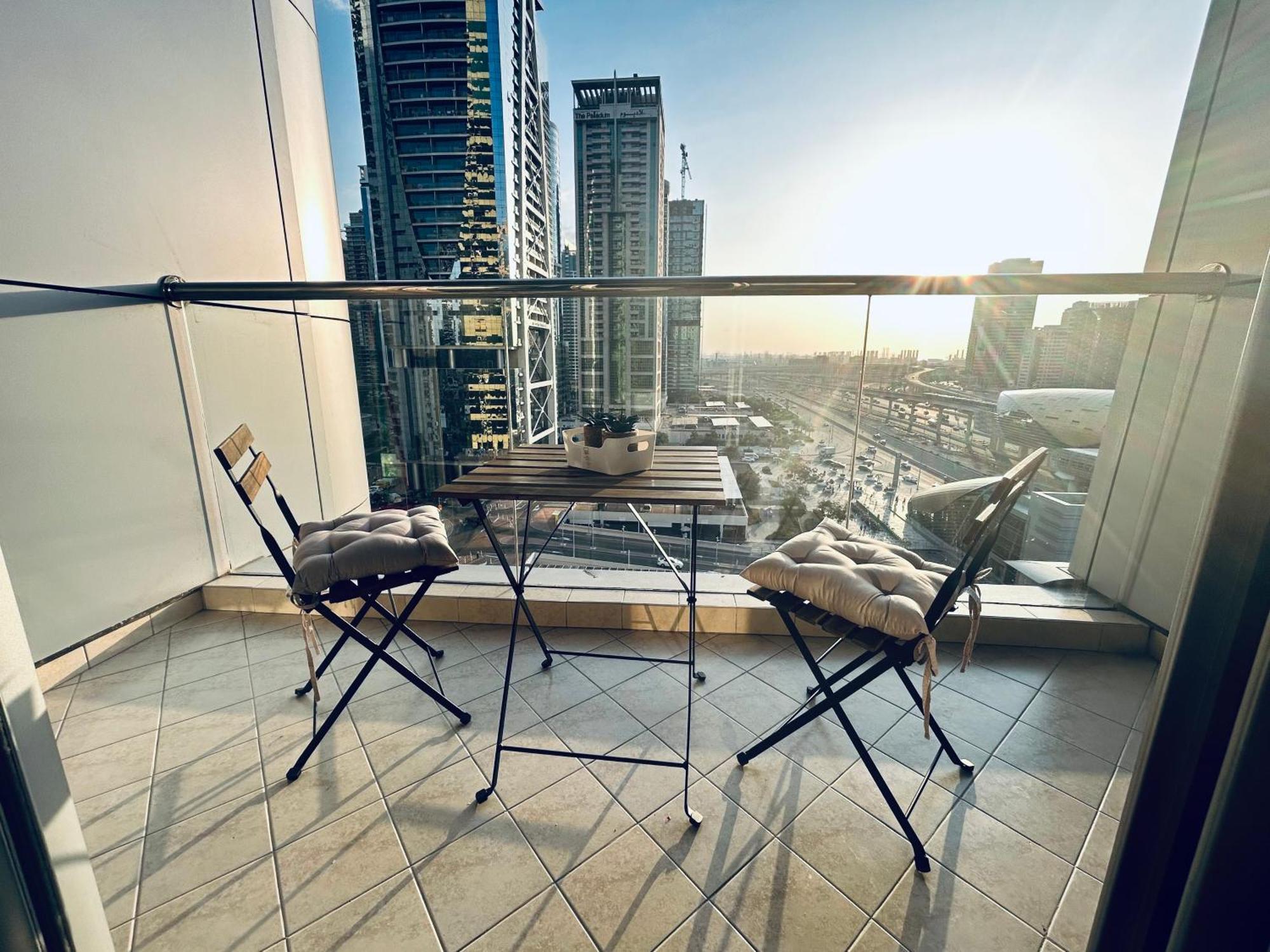 Chic Near Metro ! Appartement Dubaï