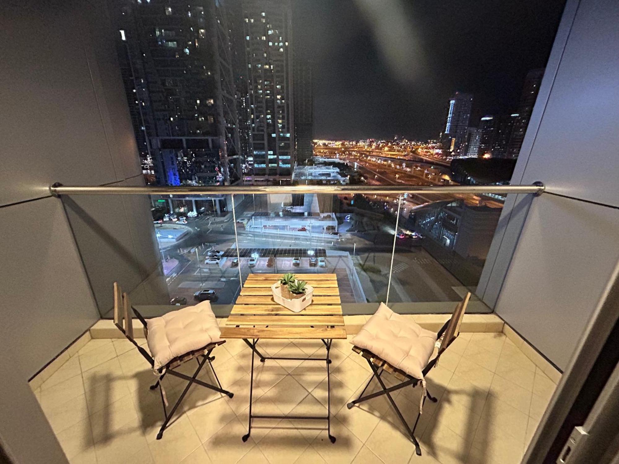Chic Near Metro ! Appartement Dubaï