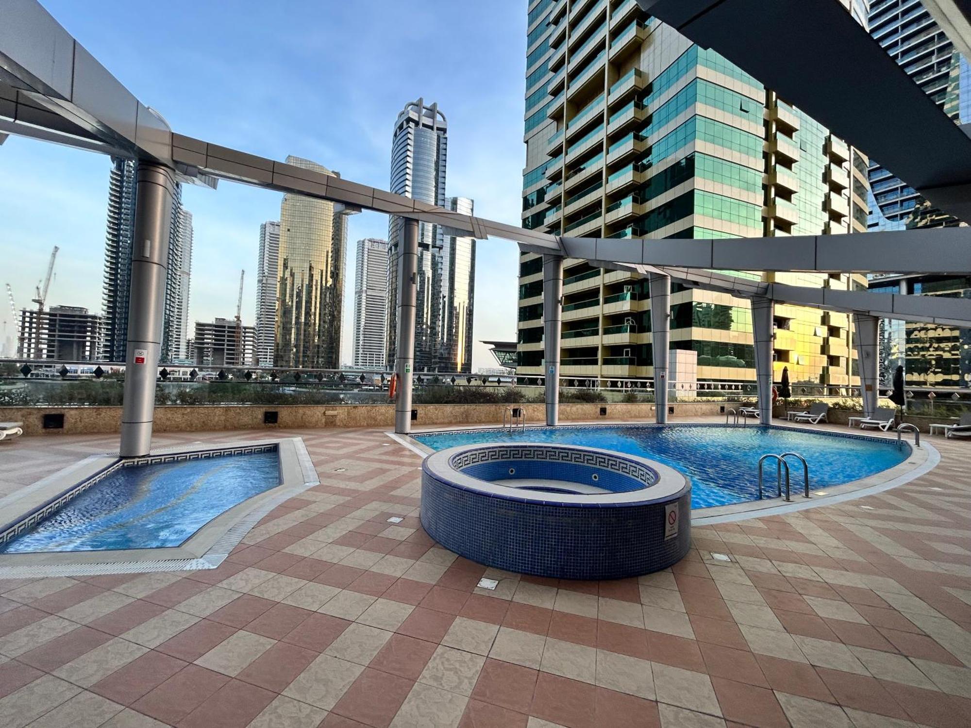 Chic Near Metro ! * Dubaï