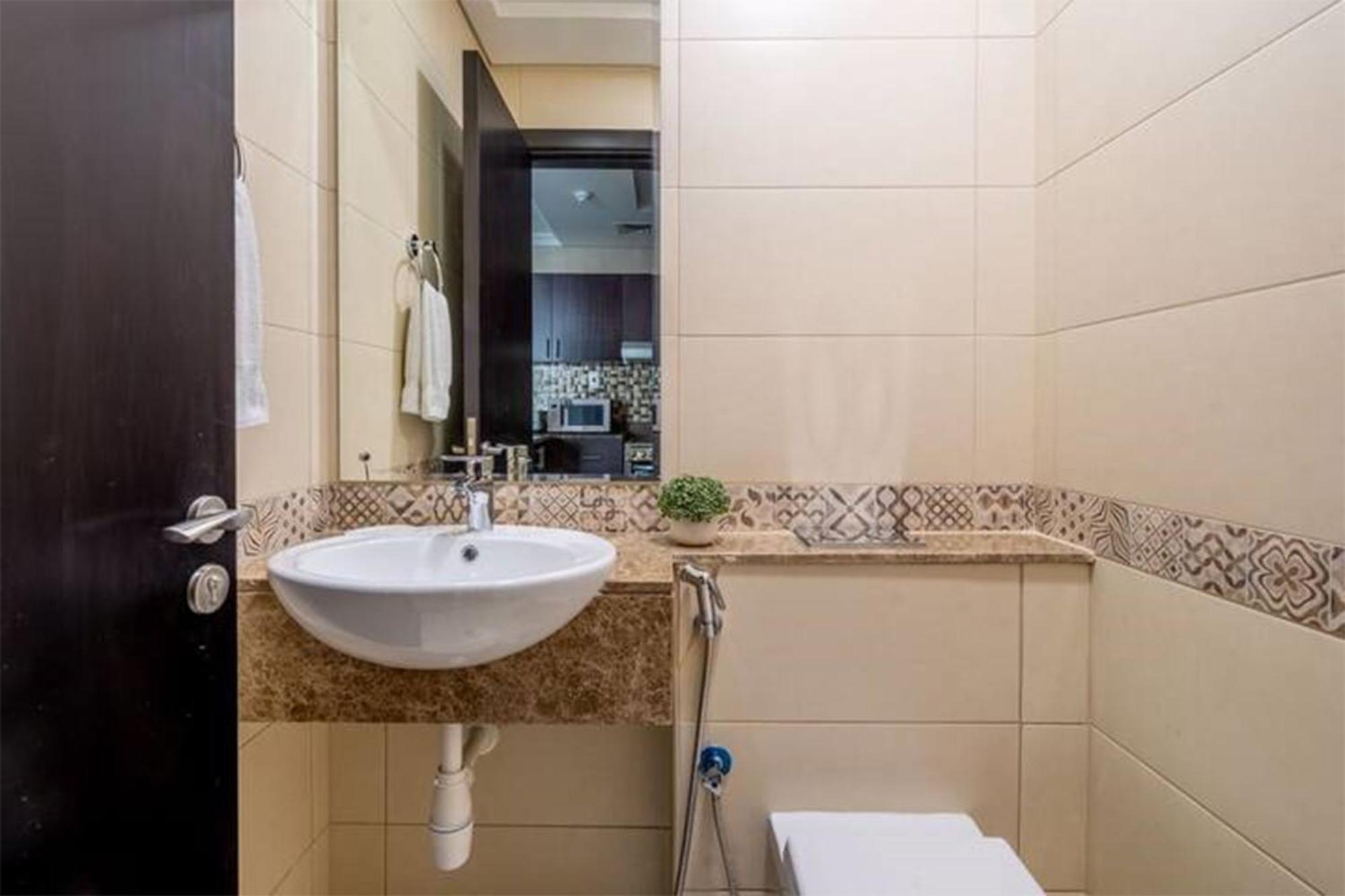 Appartement Magnificiant 1br In Court Tower With Canal View Dubaï