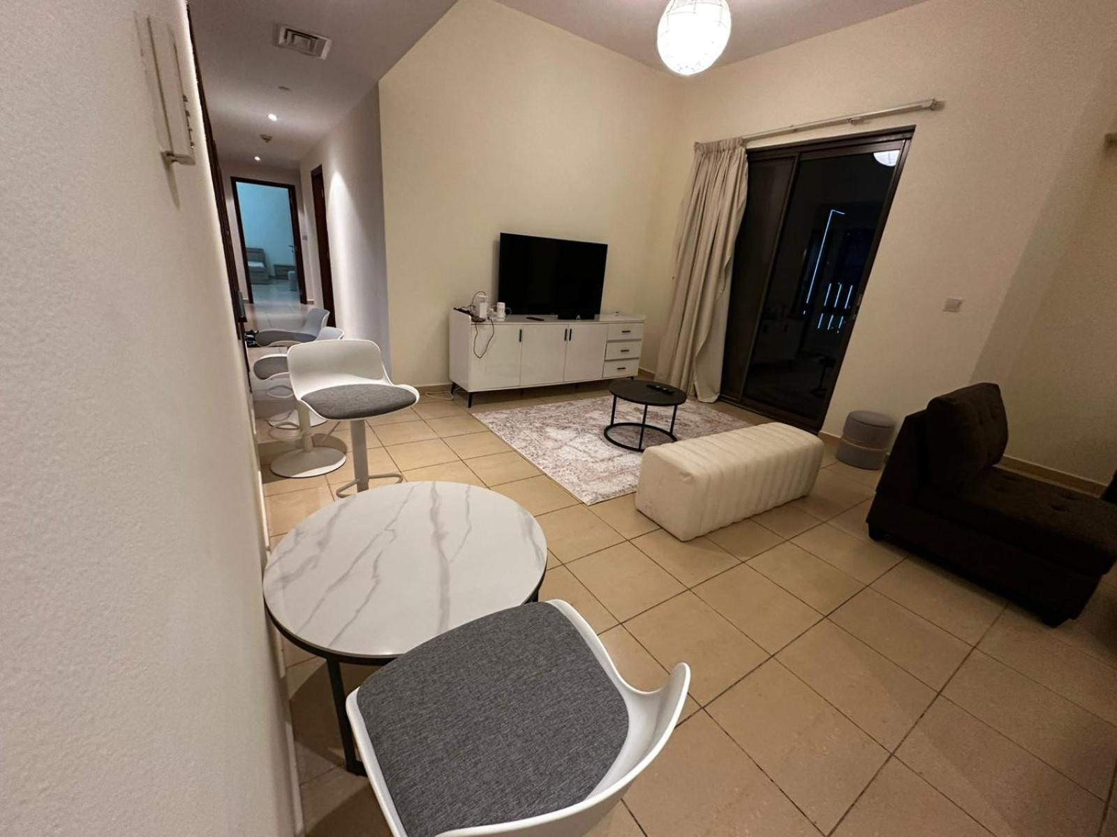 Spacious Bedroom Jbr Walk Near Tram & Gæstehus Dubai