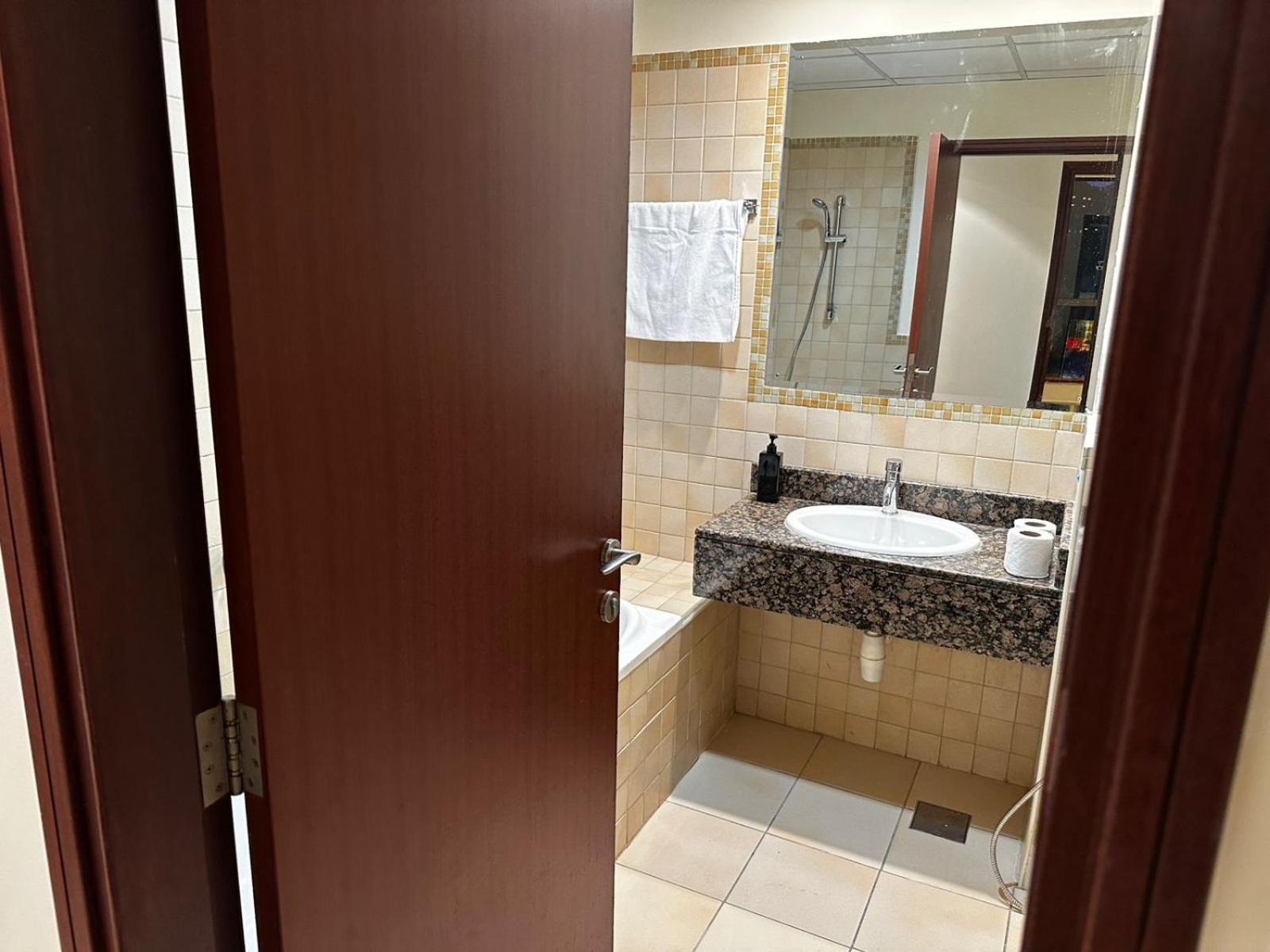 Spacious Bedroom Jbr Walk Near Tram &