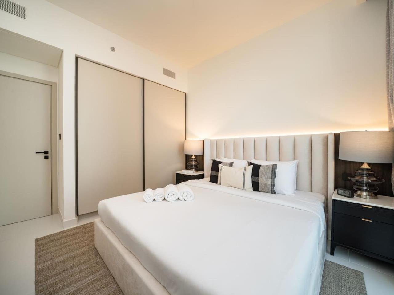 Sleek 1-bedroom Beachfront Escape In Marina Vista Apartment Dubai