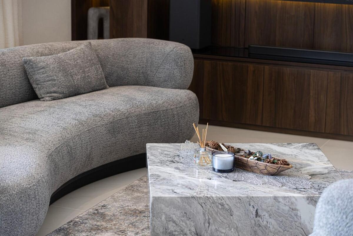 Modern Stylish 2 Bedroom With Burj Khalifa View *