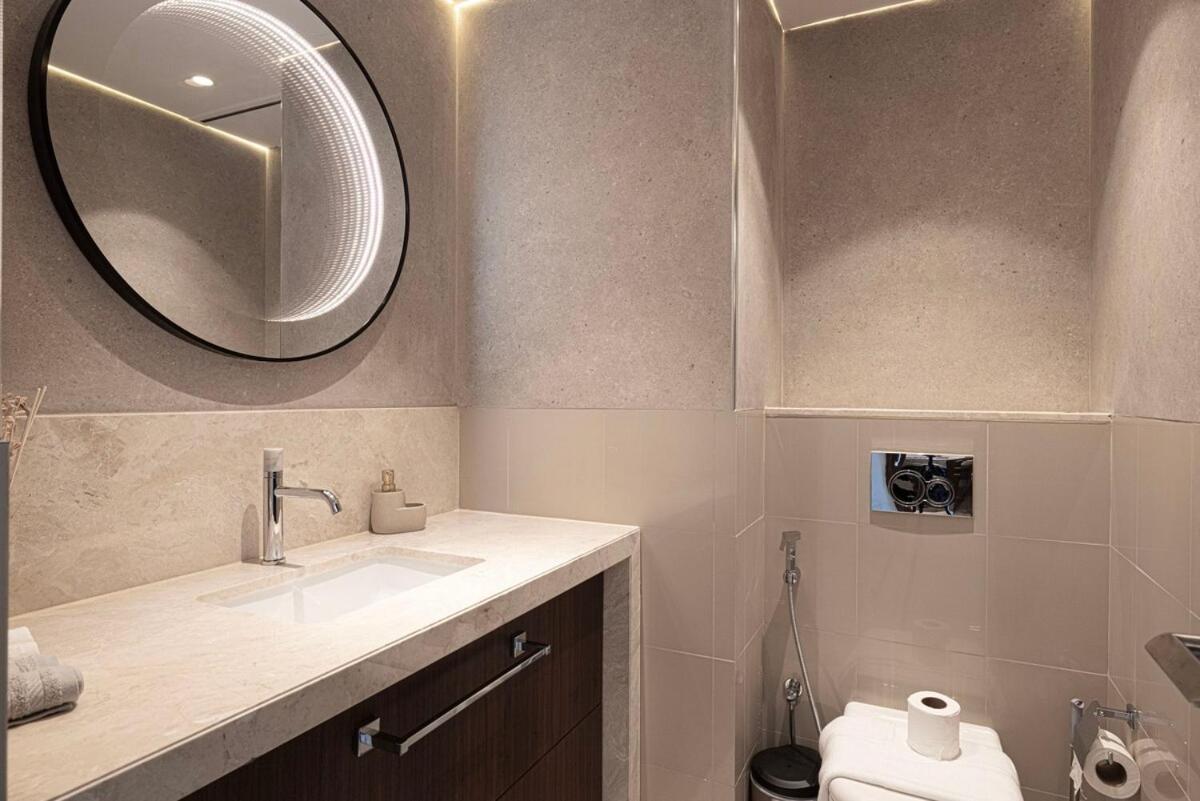 Modern Stylish 2 Bedroom With Burj Khalifa View *