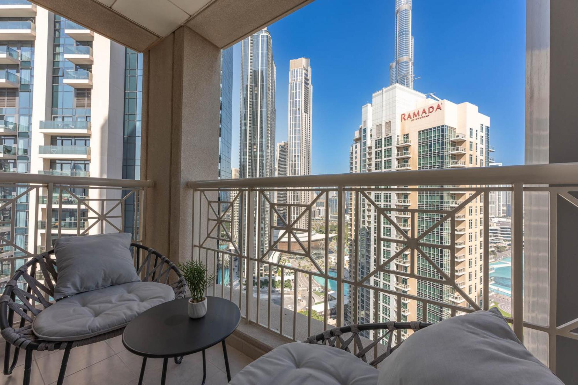Modernized 2 Bedroom In Downtown And Sleeps 6 *