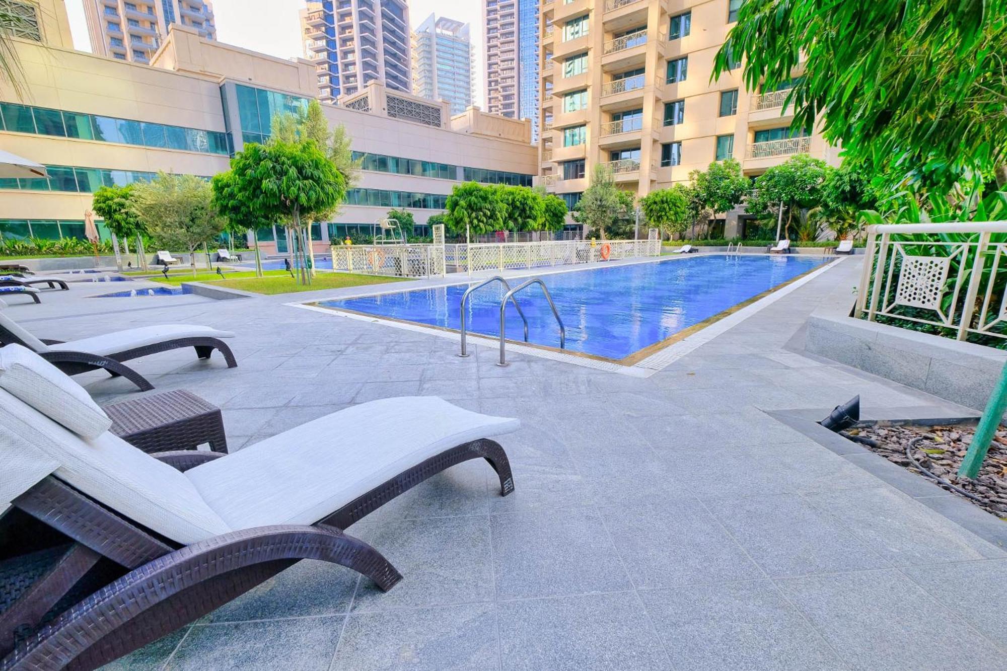 Modernized 2 Bedroom In Downtown And Sleeps 6 *