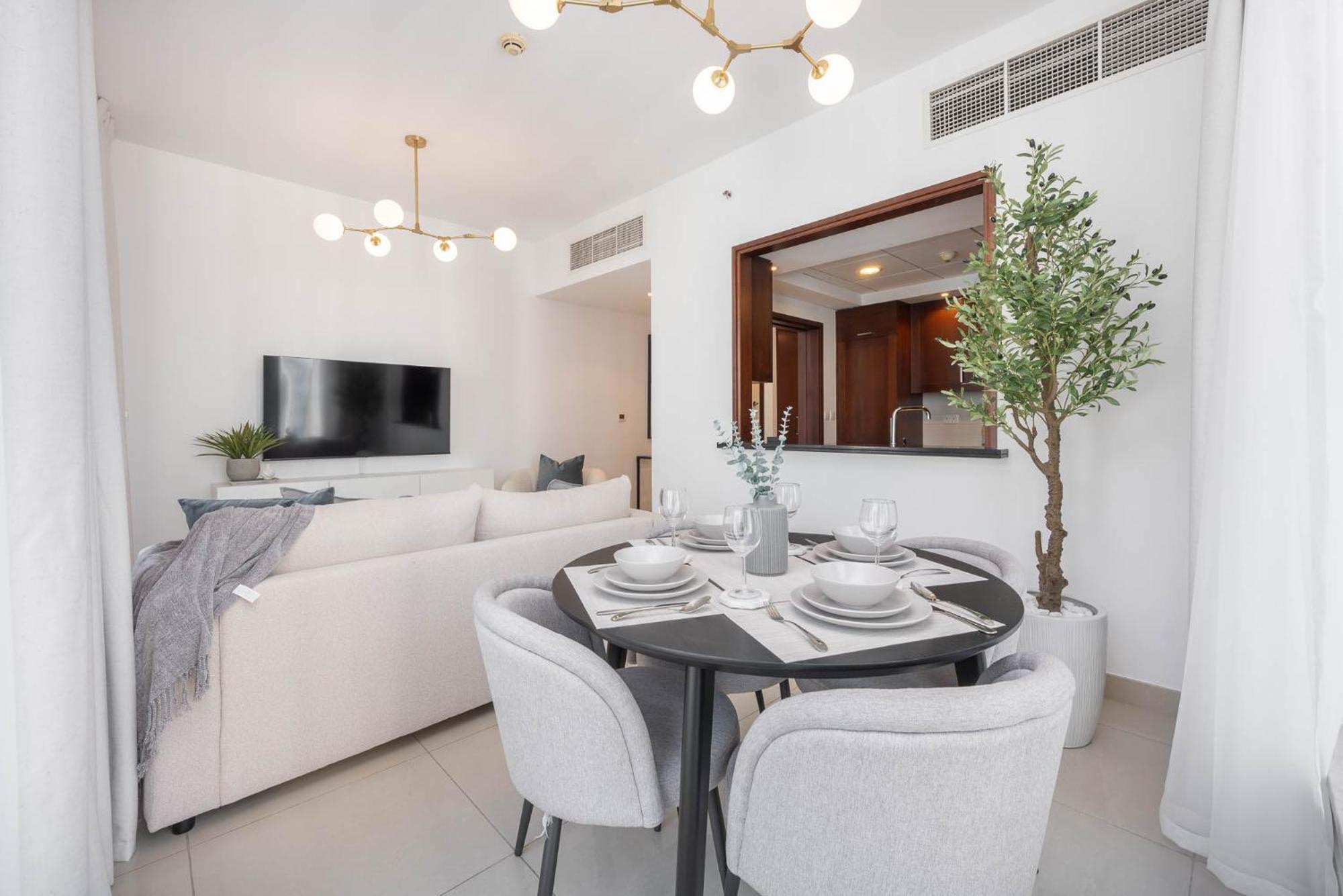 Modernized 2 Bedroom In Downtown And Sleeps 6 Dubai