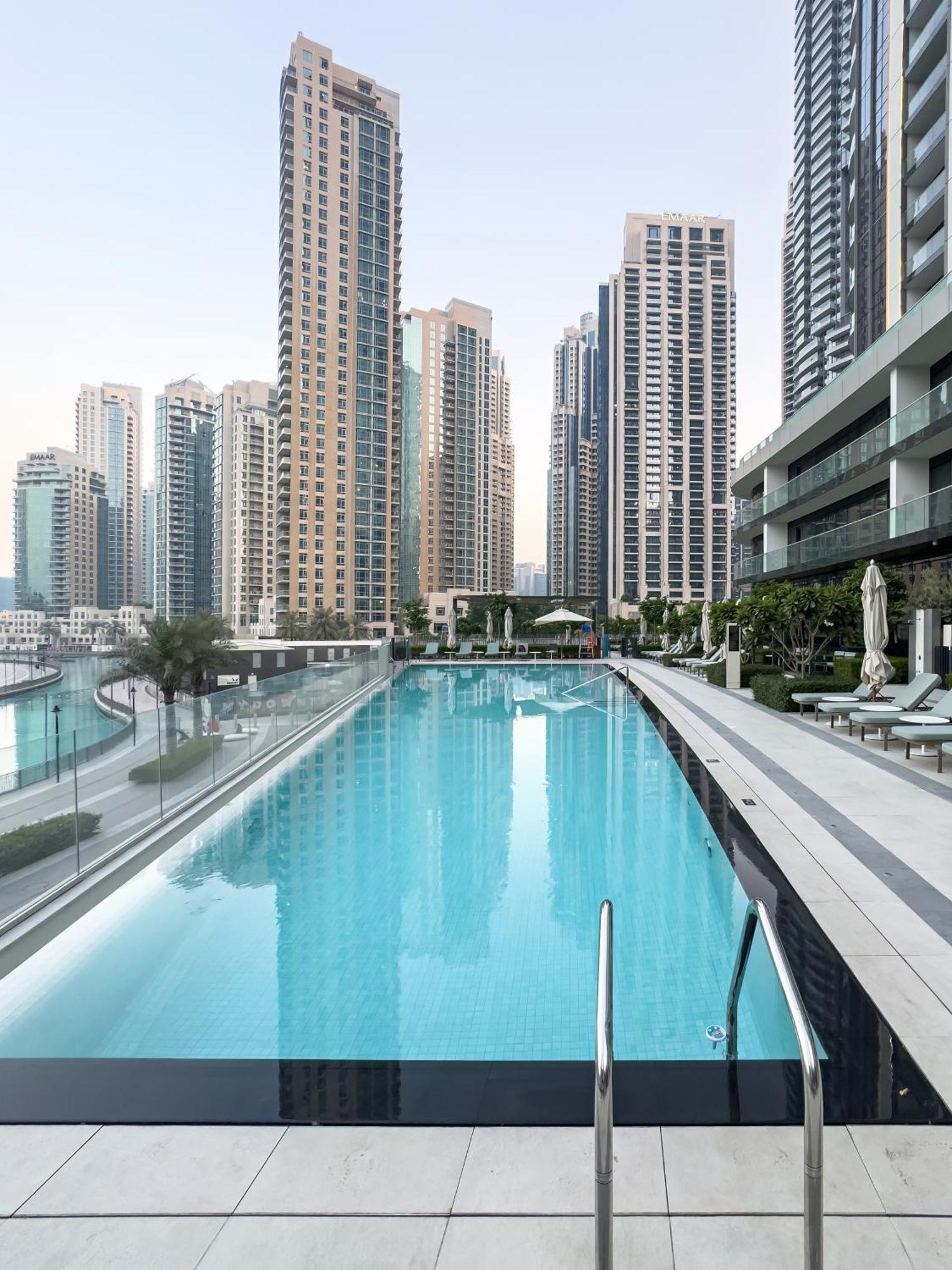 Signature Series 1 Bedroom I Free Parking, Gym, Pool I Playstation 5 I By Skyline Serenity *