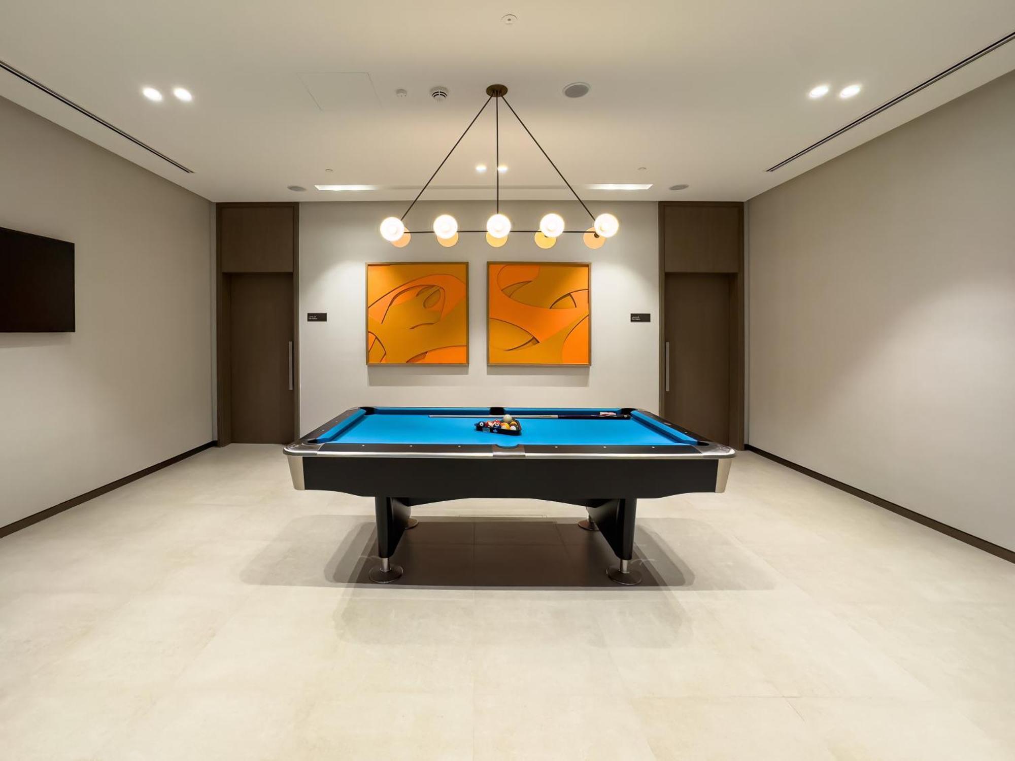 Signature Series 1 Bedroom I Free Parking, Gym, Pool I Playstation 5 I By Skyline Serenity