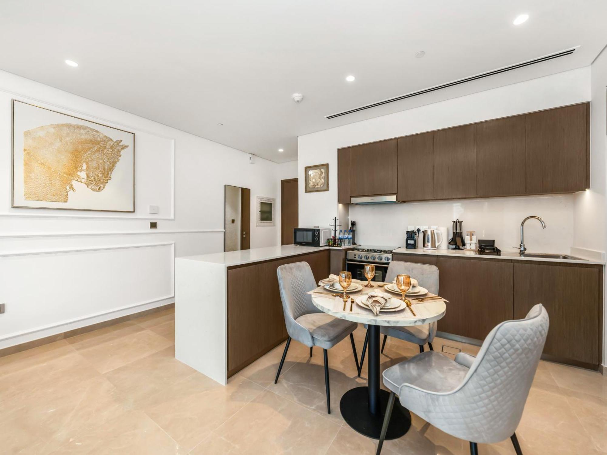 Signature Series 1 Bedroom I Free Parking, Gym, Pool I Playstation 5 I By Skyline Serenity *